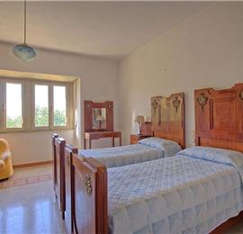 6 bedroom villa with large pool and tennis court near Arezzo, Southern Tuscany, sleeps 12
